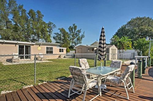 Фотографии гостевого дома
Family-Friendly Englewood Home on Canal with Dock!