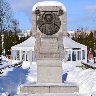 Фотография памятника Поклонный крест Михаилу Тверскому в Городском саду 
