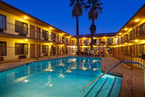 Фотография мотеля Studio City Courtyard Hotel