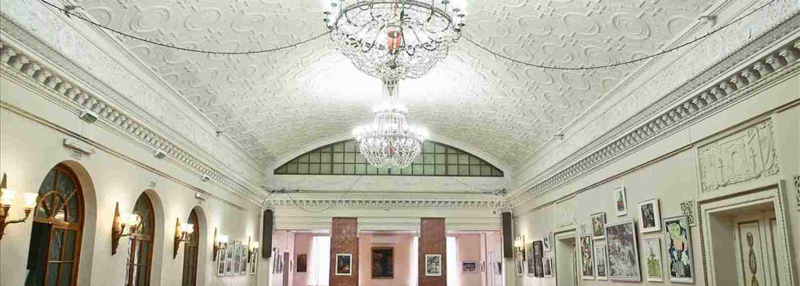 Фотография фойе ДК Волгоградгидрострой Театральное фойе-галерея