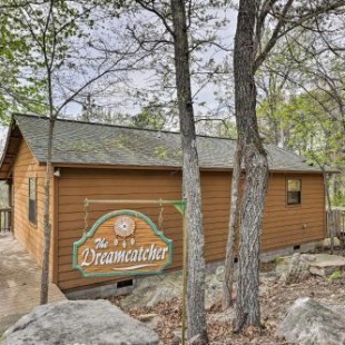 Фотография гостевого дома The Dreamcatcher Mountain View Cabin with Deck!