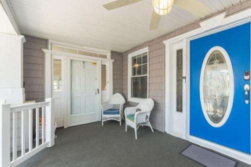 Фотография гостевого дома Beach Block 7 bdrms Parking Patio and Sunroom