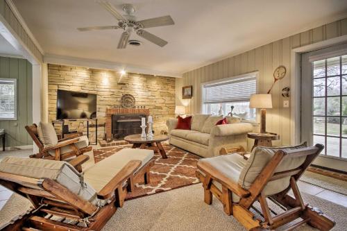 Фотографии гостевого дома
Waterfront Annapolis Home Fire Pit and Fishing Pier