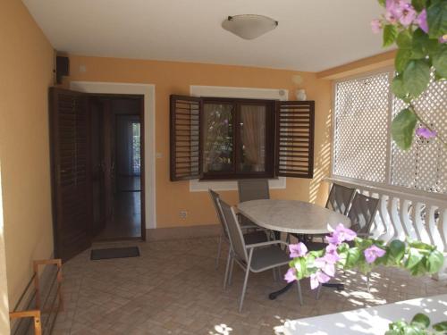 Фотография гостевого дома Apartments with a parking space Vir - 16690