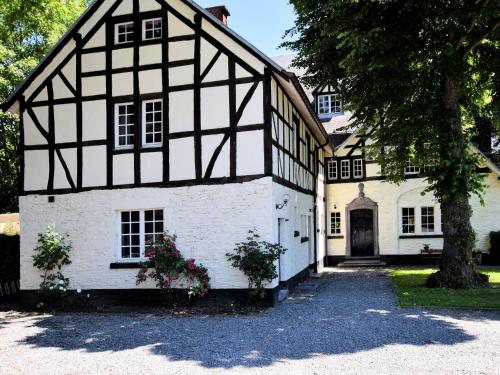 Фотография гостевого дома Imposing Holiday Home in Vielsalm with Recreation Room & Tennis Court