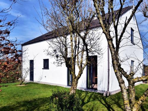 Фотография гостевого дома Spacious and attractive holiday home in peaceful setting with beautiful, large garden