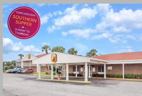 Фотография гостиницы Super 8 by Wyndham Lake City