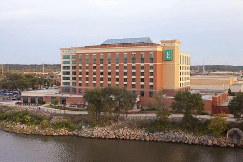 Фотография гостиницы Embassy Suites East Peoria Hotel and Riverfront Conference Center