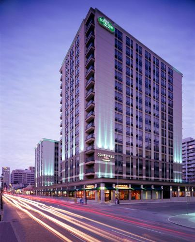 Фотография гостиницы Courtyard by Marriott Toronto Downtown