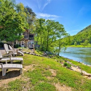 Фотография гостевого дома Tenn River Cabin with Hot Tub - 10 Mi to Chattanooga!