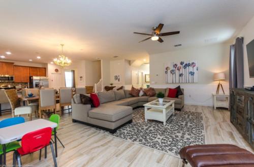 Фотографии гостевого дома
Elegant Centerpiece Pool Retreat in Champion Gates