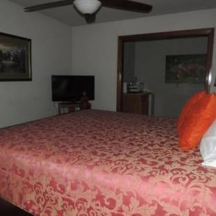 Фотографии мини отеля 
            The Whispering Pines Inn