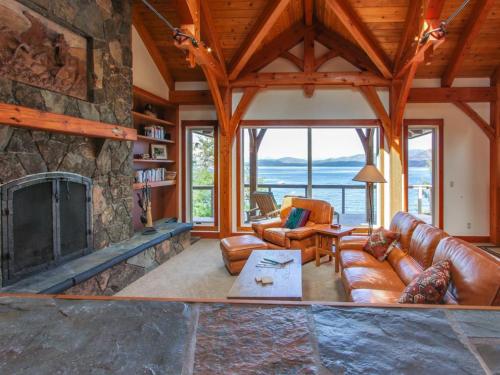 Фотография гостевого дома Bottle Bay Lakefront Lodge