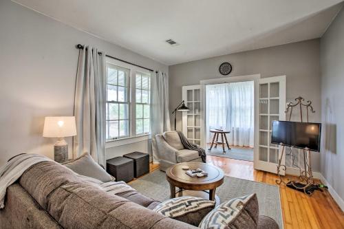 Фотография гостевого дома Charming Cottage with Mississippi River Views!