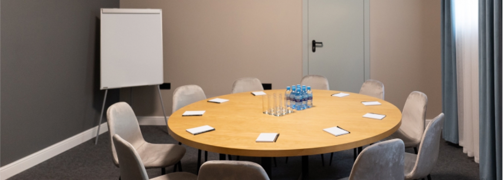Фотография комнаты для переговоров Талес