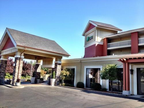 Фотография гостиницы Holiday Inn Express Roseburg, an IHG Hotel