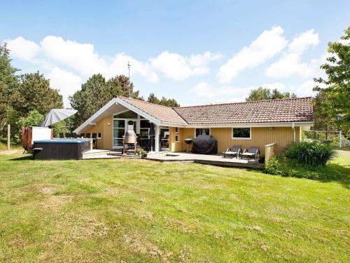 Фотография гостевого дома Four-Bedroom Holiday home in Væggerløse 5