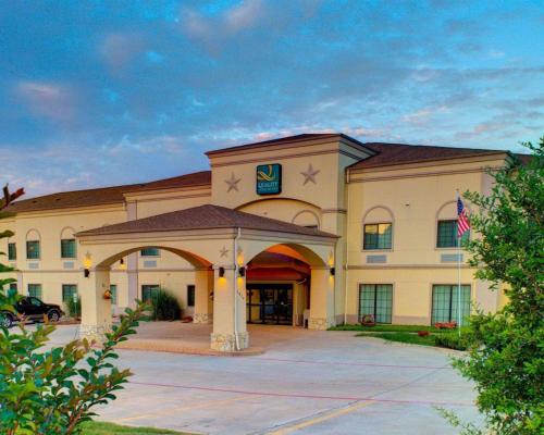 Фотография гостиницы Quality Inn & Suites - Glen Rose