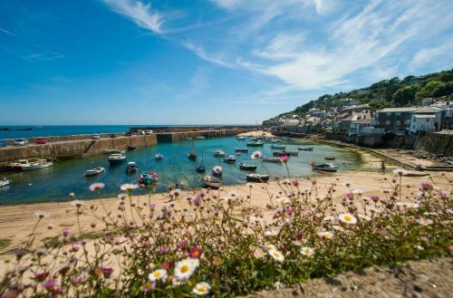 Фотография гостевого дома Honeysuckle Cottage by The Sea