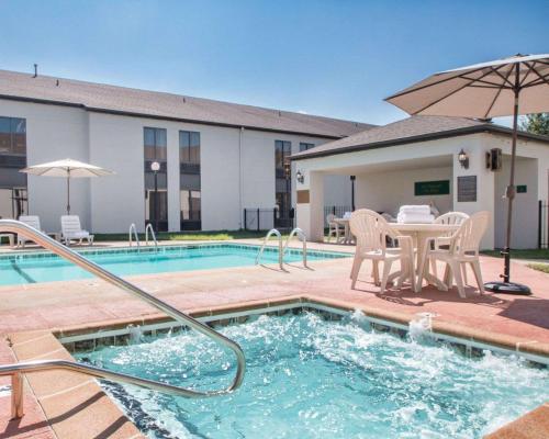 Фотография гостиницы Greenstay Inn & Suites Court View