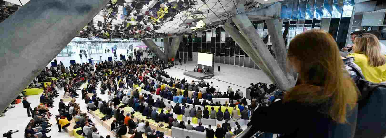 Фотография конференц-зала Зона Атриум Конгресс-центра Технопарка Сколково