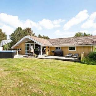 Фотографии гостевого дома
Four-Bedroom Holiday home in Væggerløse 5