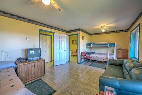 Фотографии гостевого дома
Burnsville Hideaway with Deck and Panoramic Mtn Views