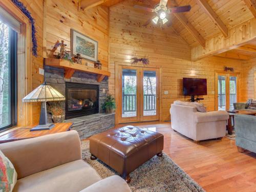 Фотография гостевого дома Mountain Magic, 3 Bedroom, Pool, Hot Tub, Game Room, Fireplace, Sleeps 9