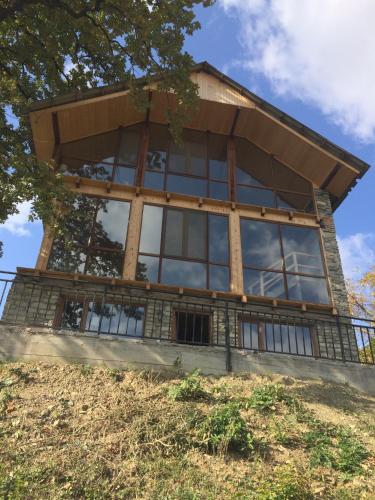 Фотография гостевого дома Panoramic mountain and lake views near Ananuri Fortress