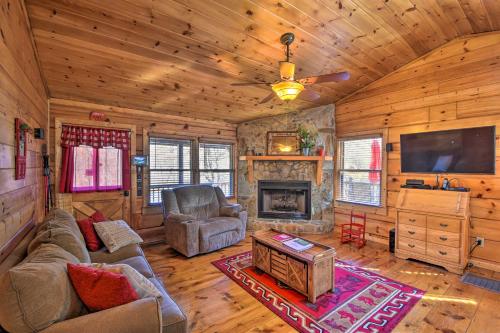 Фотография гостевого дома Ellijay Escape on Briar Creek with Hot Tub and Views!