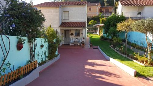 Фотография гостевого дома 4 bedrooms house with jacuzzy and enclosed garden at O Rosal 2 km away from the beach