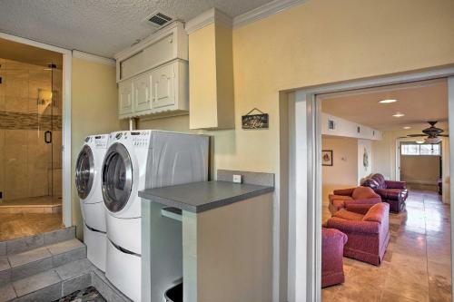 Фотография гостевого дома Waterfront Home in Tool with Dock, Fire Pit and Patio!