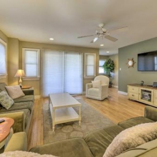 Фотография гостевого дома Wildwood Townhome with Patio 1 Block To The Beach!