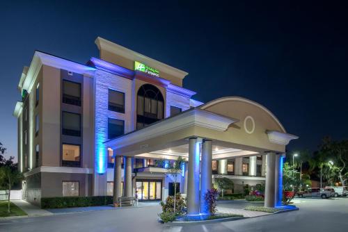 Фотография гостиницы Holiday Inn Express Hotel & Suites Bartow, an IHG Hotel