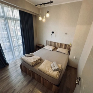 Фотография квартиры Апартаменты в центре Тбилиси на 2-6 гостей с 2 изолированными спальнями , кухней-гостиной и балконом