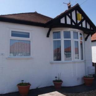 Фотографии гостевого дома 
            "Eastville Court Rhyl" by Greenstay Serviced Accommodation - Cosy 2 Bedroom Bungalow with Parking, Netflix & Wi-Fi, Close To Beaches, Shops & Restaurants - Ideal for Families, Business Travellers & Contractors