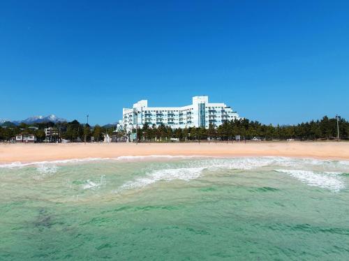 Фотография гостиницы Ocean 2 You Resort Seorak Beach Hotel & Condo