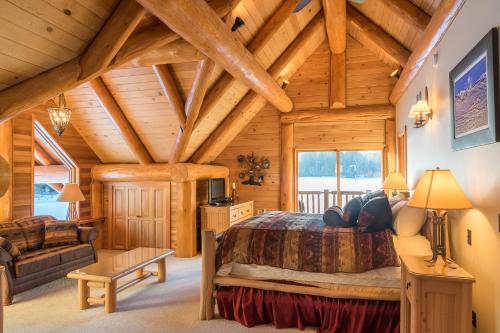 Фотография гостевого дома Revelstoke House Luxury Log House at Base of Resort