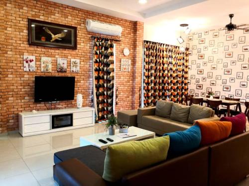 Фотография гостевого дома 15Pax Lumut Lovely HOme Beach Karaoke Snooker LED Darts PSGame BBQ in house