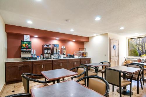 Фотография гостиницы Red Carpet Inn Newark - Irvington NJ