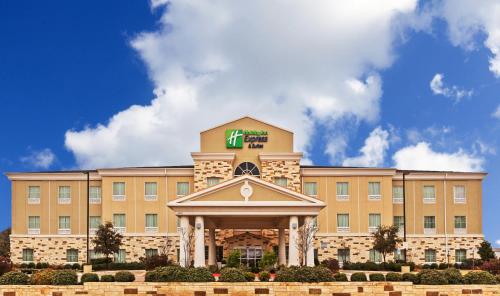 Фотография гостиницы Holiday Inn Express & Suites Brady, an IHG Hotel