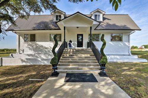 Фотография гостевого дома Countryside Temple Home 10 Min from Downtown!