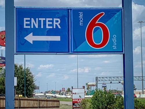 Фотография гостиницы Studio 6 Laredo, Tx - North I-35