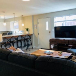 Фотография гостевого дома Modern & Chic Condo in the heart of Old Town