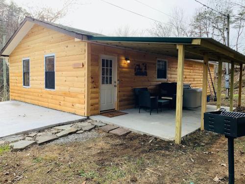 Фотография гостевого дома Wild Reindeer *New Cabin 5min From Parkway*HOTTUB