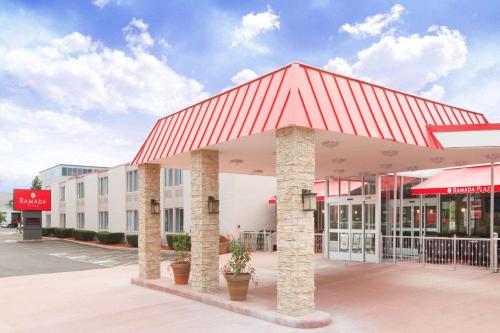 Фотография гостиницы Ramada Plaza by Wyndham Chicago North Shore