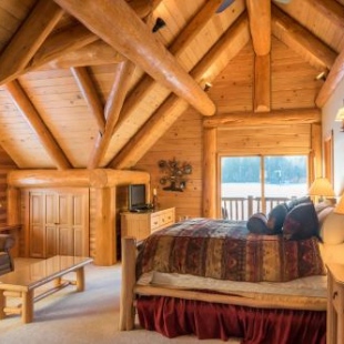 Фотография гостевого дома Revelstoke House Luxury Log House at Base of Resort