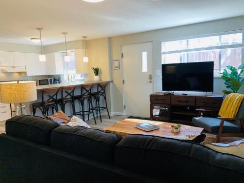 Фотографии гостевого дома
Modern & Chic Condo in the heart of Old Town