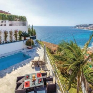 Фотография гостевого дома Three-Bedroom Holiday Home in Almunecar