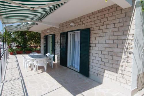 Фотография гостевого дома Apartments by the sea Pisak, Omis - 1010